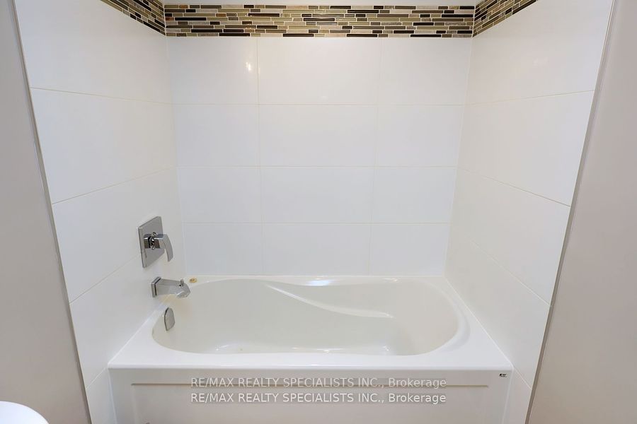 1360 Rathburn Rd E, #705