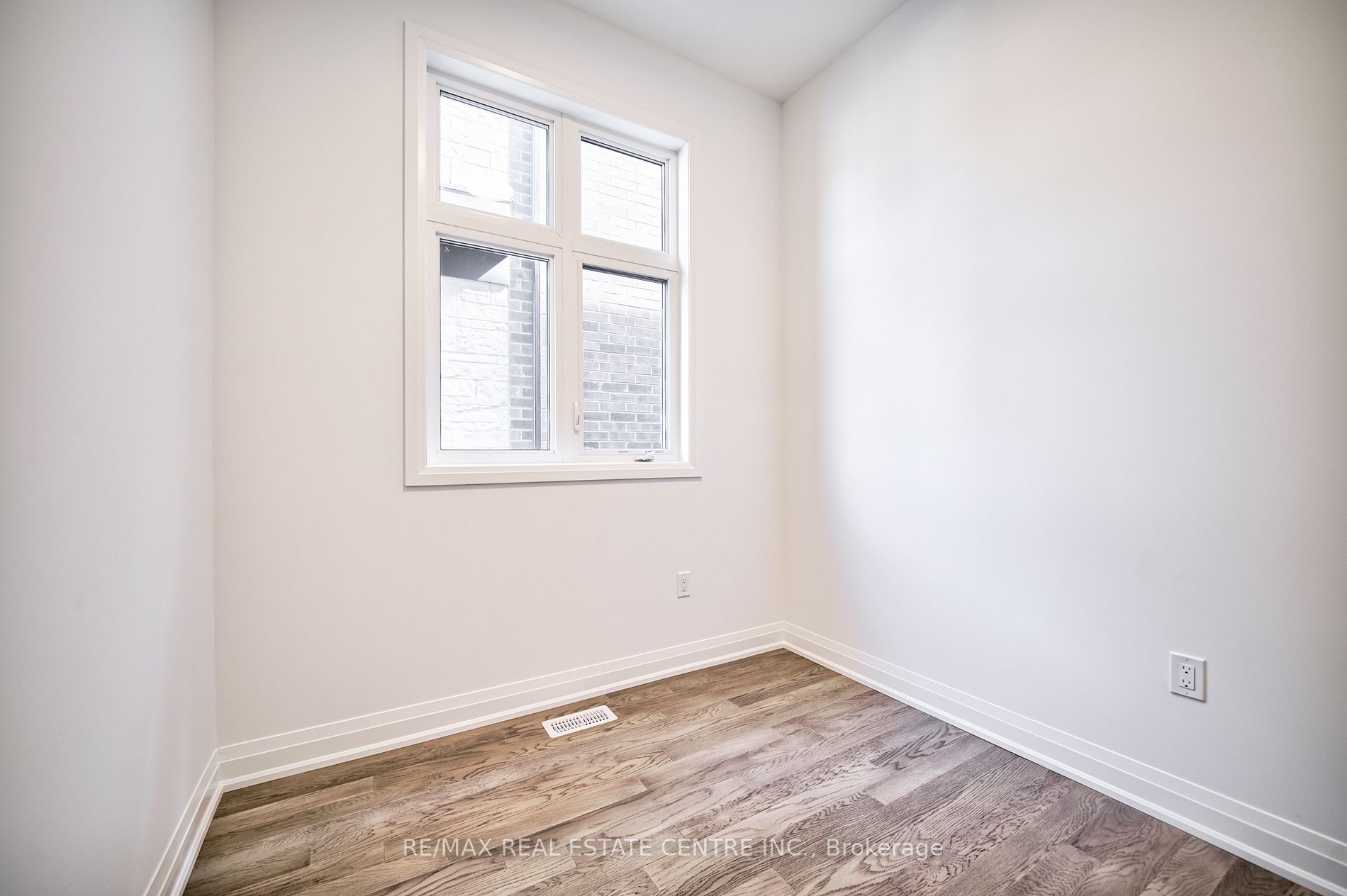 1292 Aymond Cres