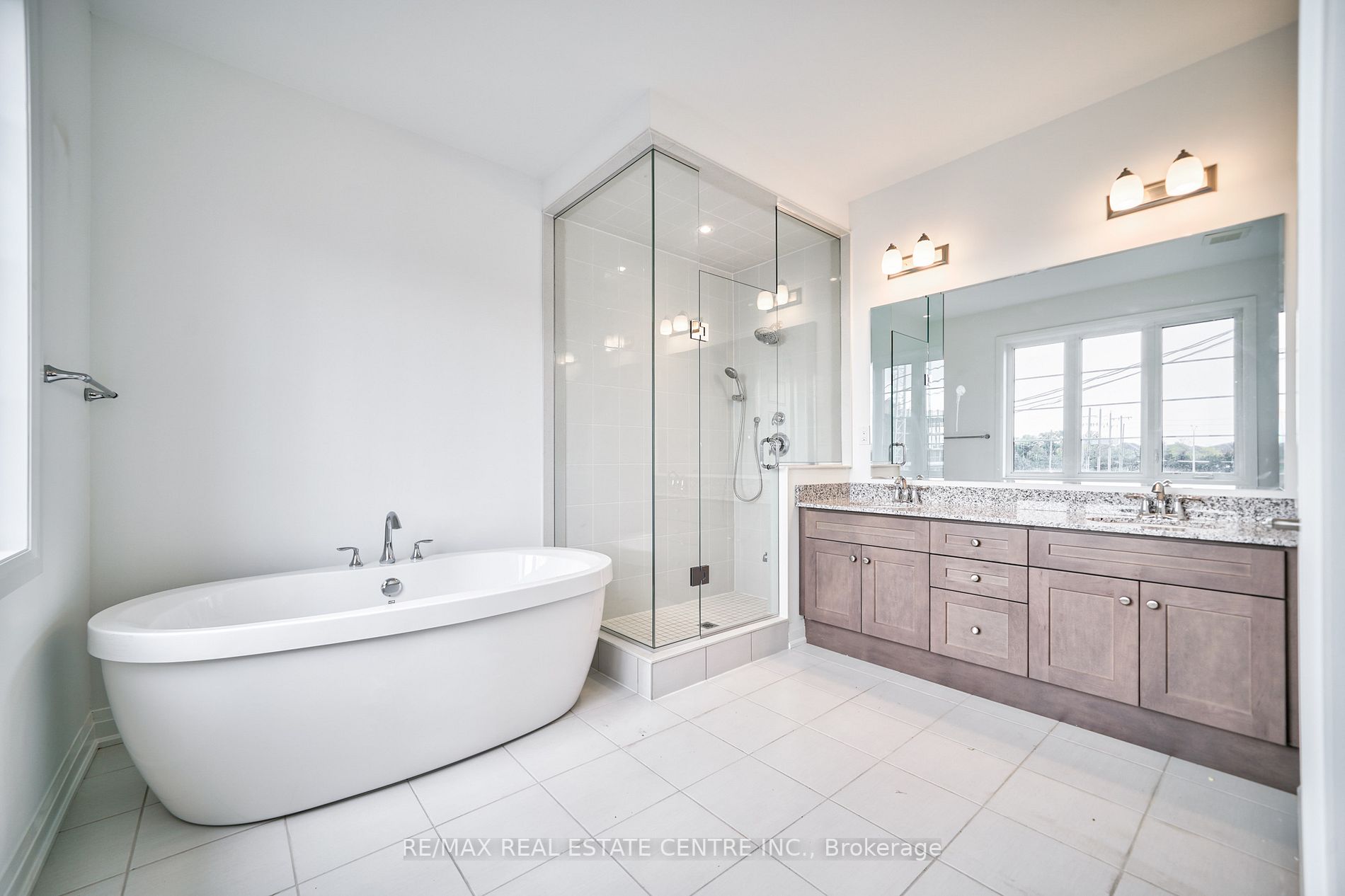 1292 Aymond Cres