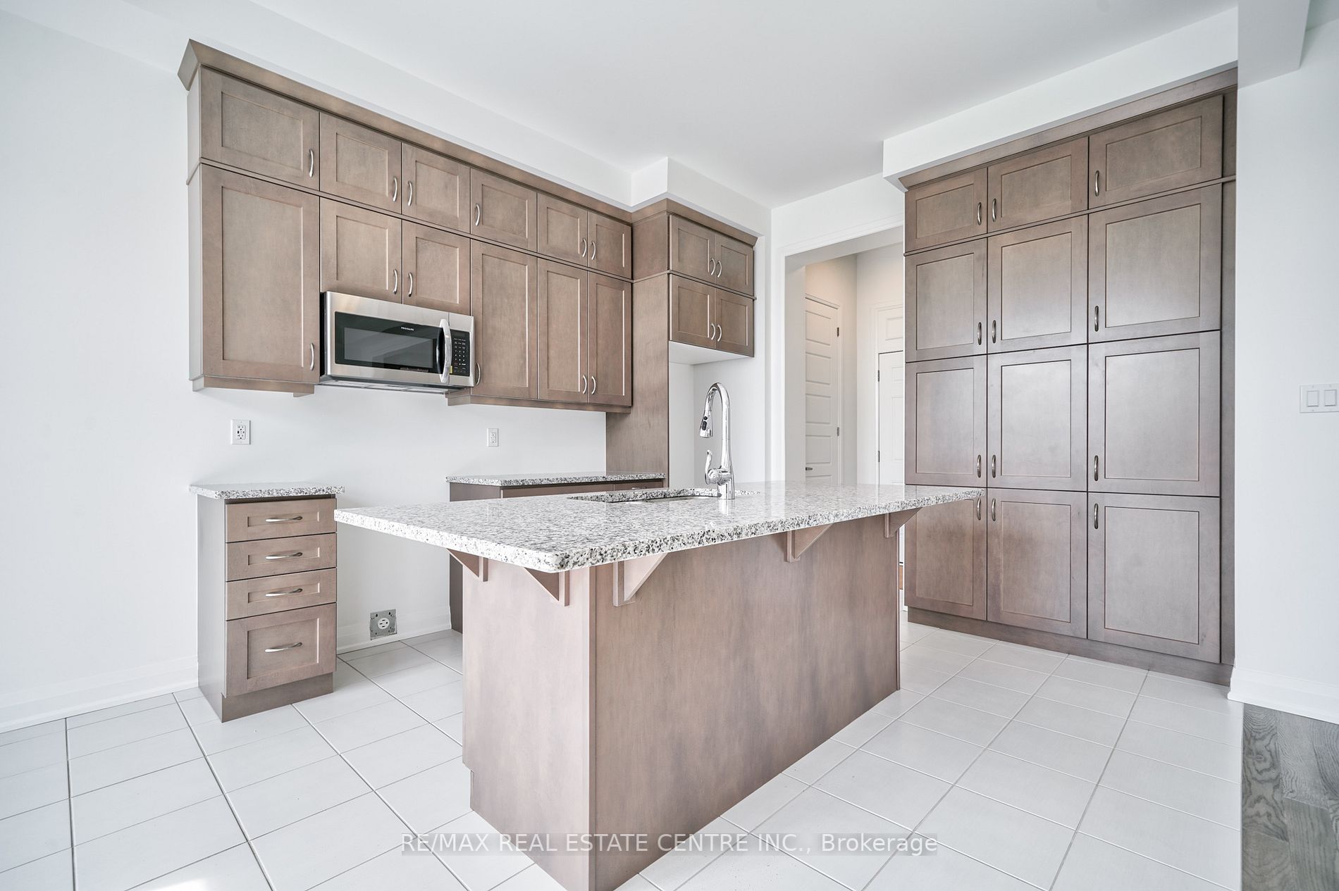 1292 Aymond Cres