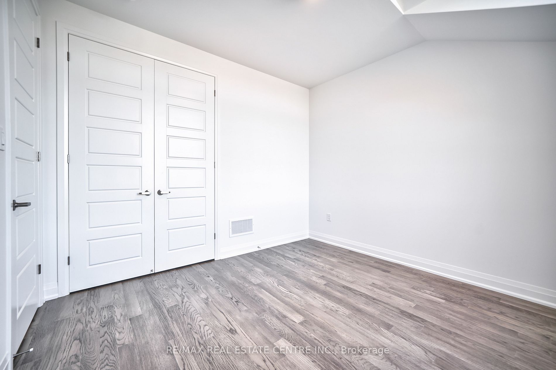 1292 Aymond Cres