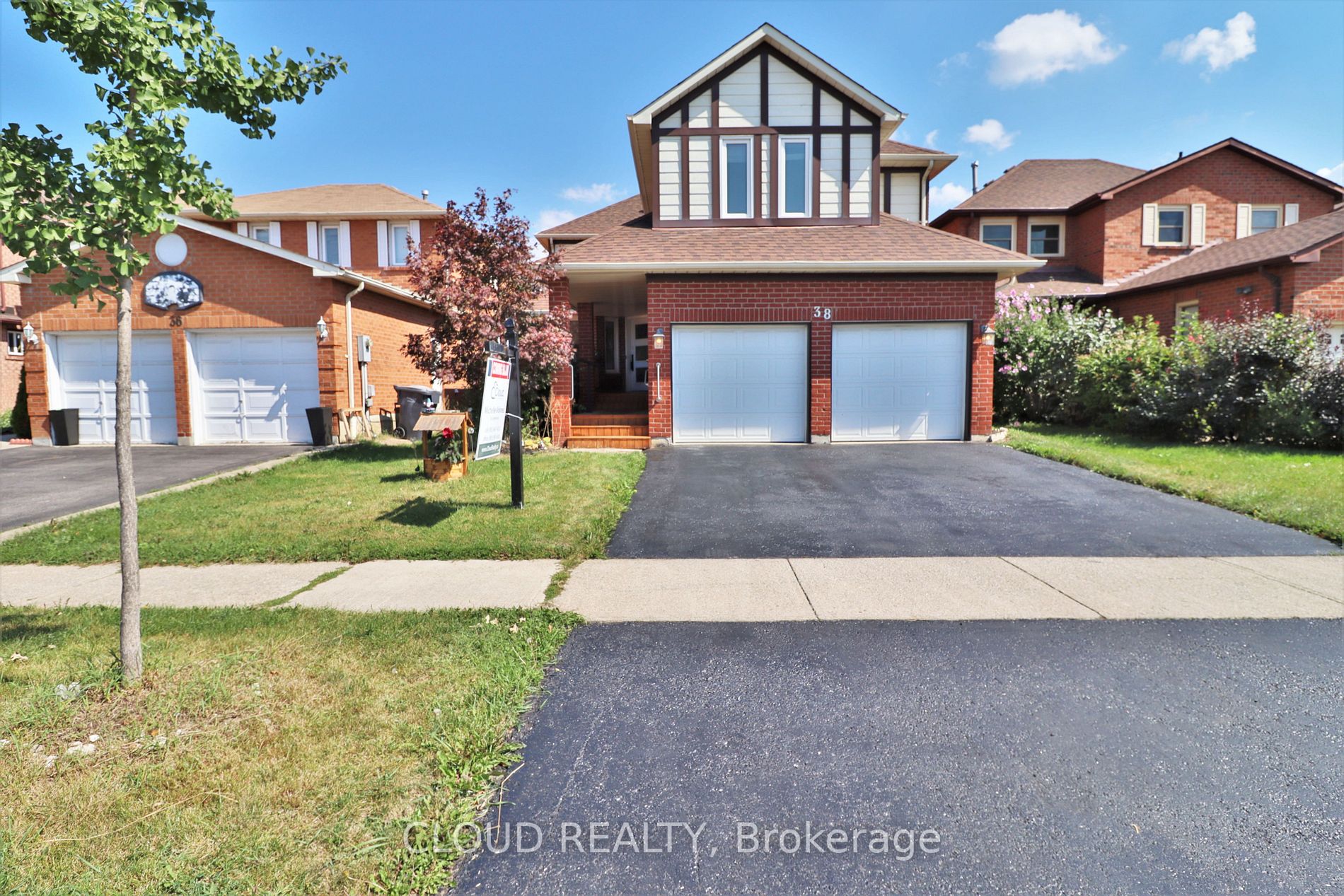 38 Lord Simcoe Dr