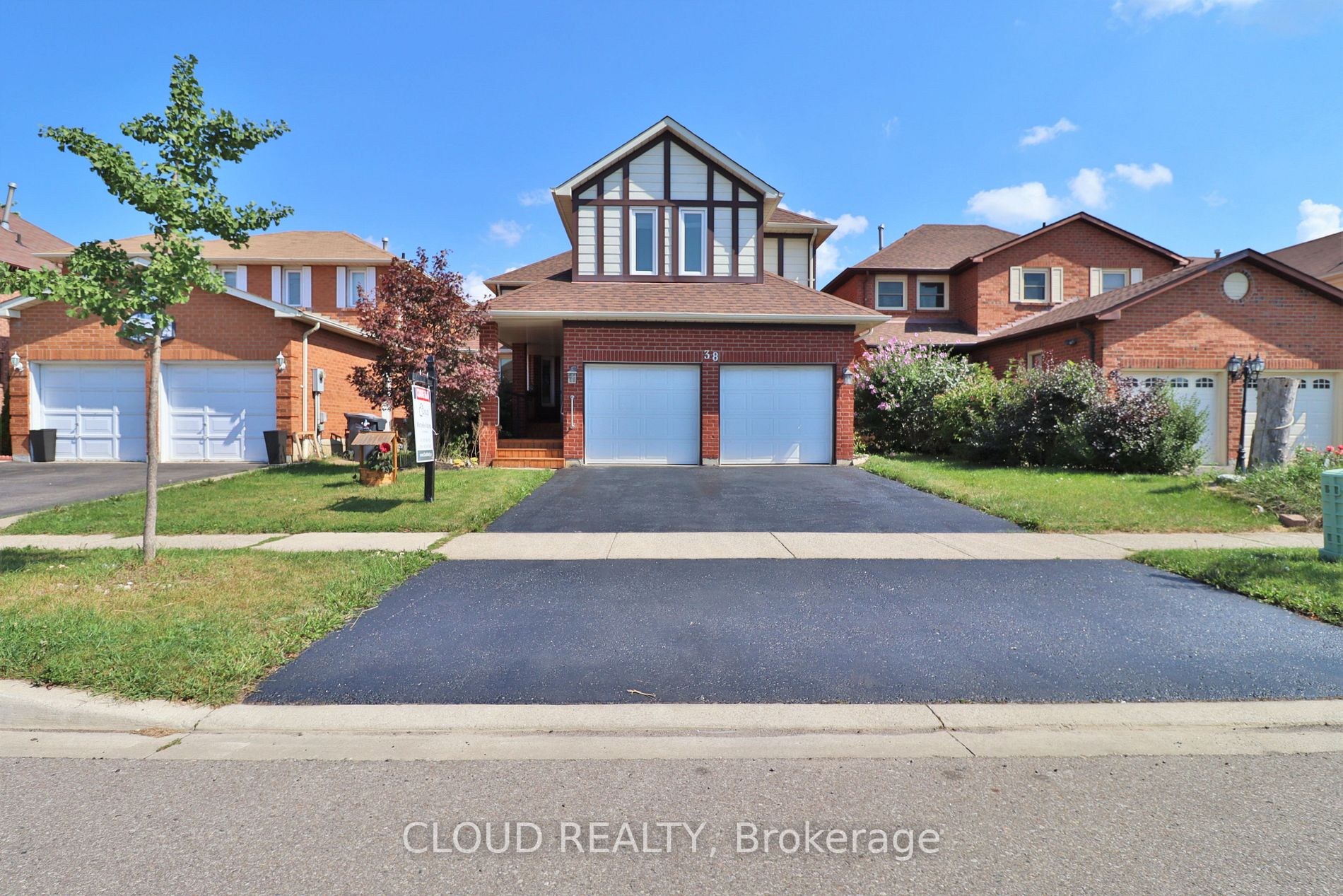 38 Lord Simcoe Dr