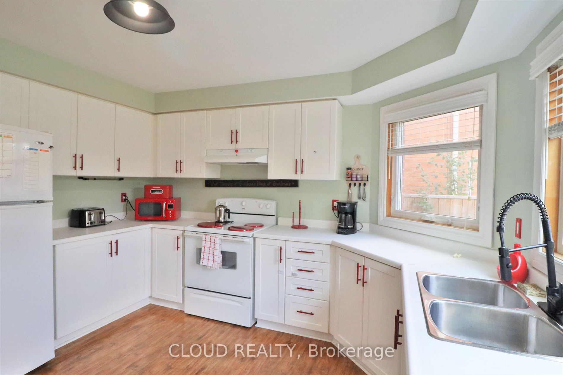 38 Lord Simcoe Dr
