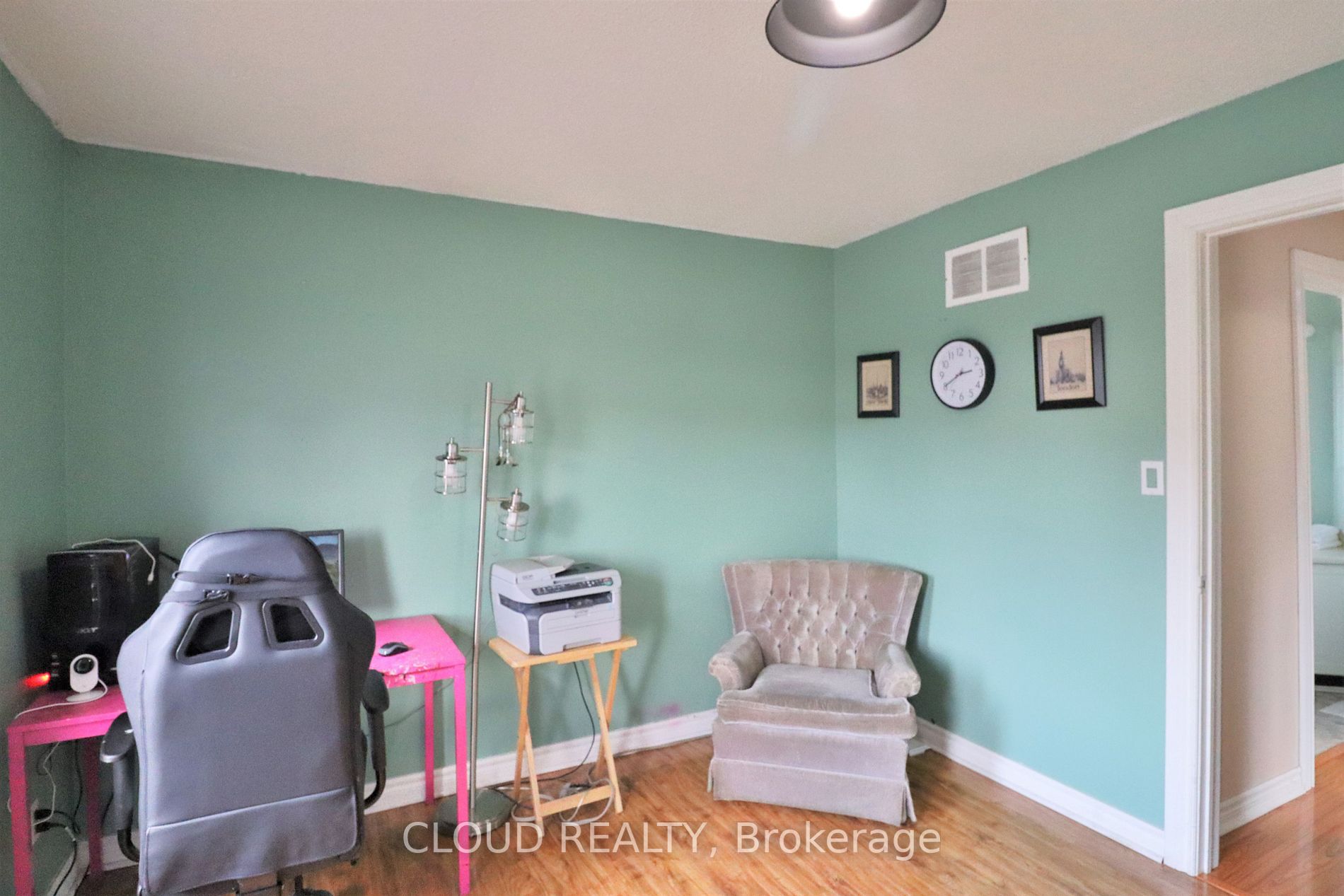 38 Lord Simcoe Dr