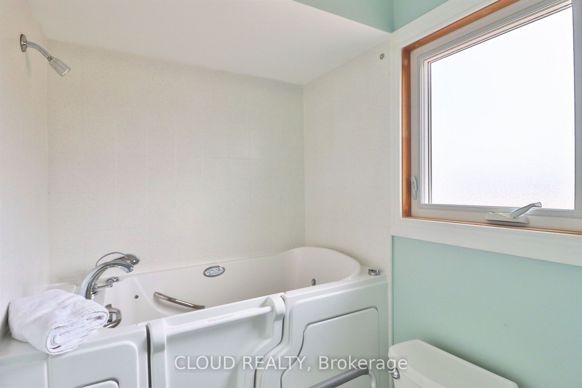 38 Lord Simcoe Dr