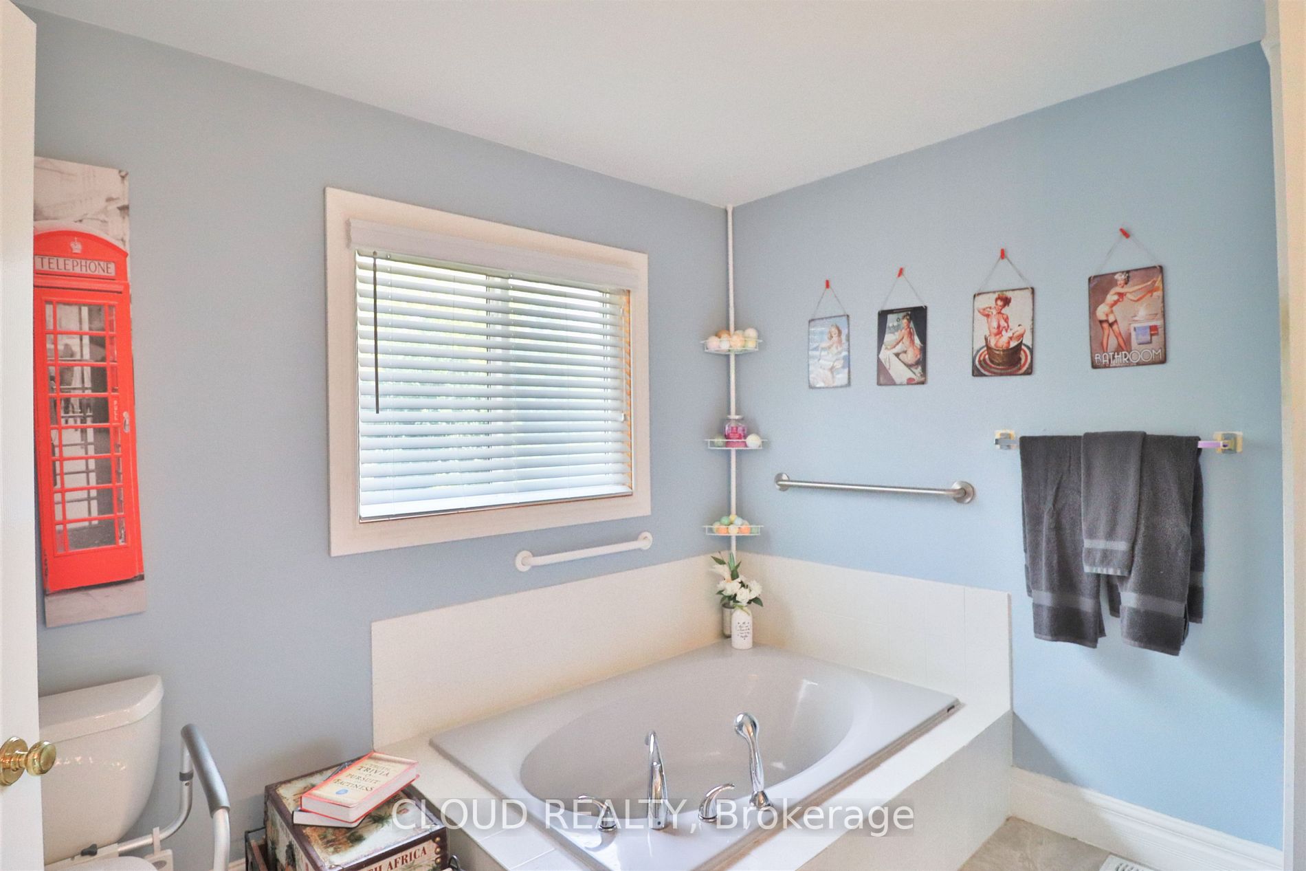 38 Lord Simcoe Dr