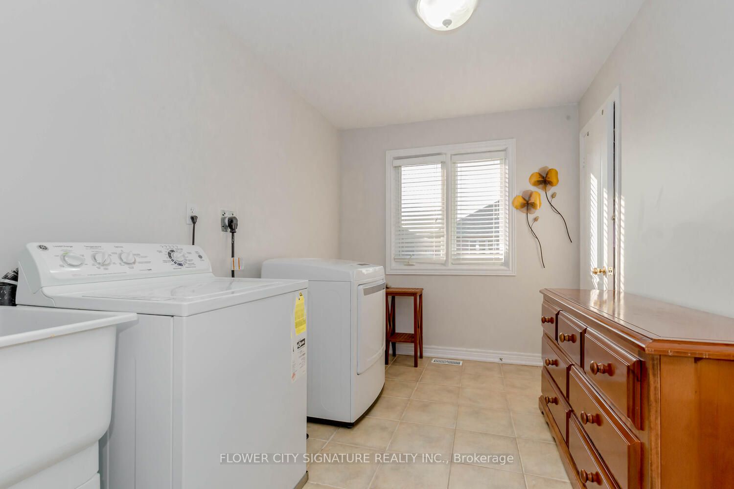 1105 Field Dr