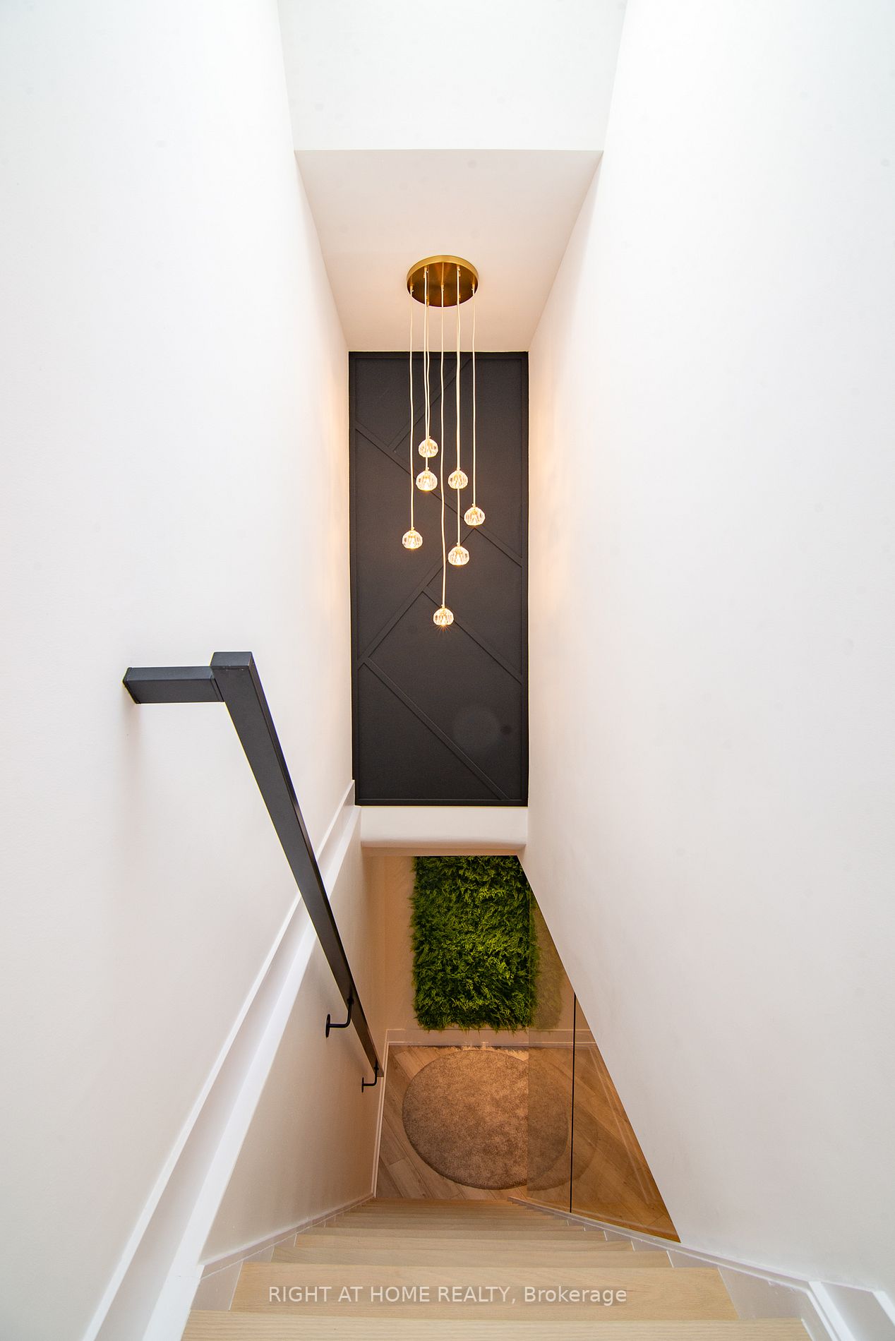2482 Sharon Cres E