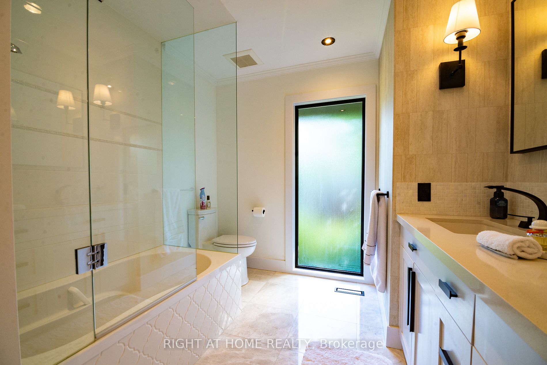 2482 Sharon Cres E