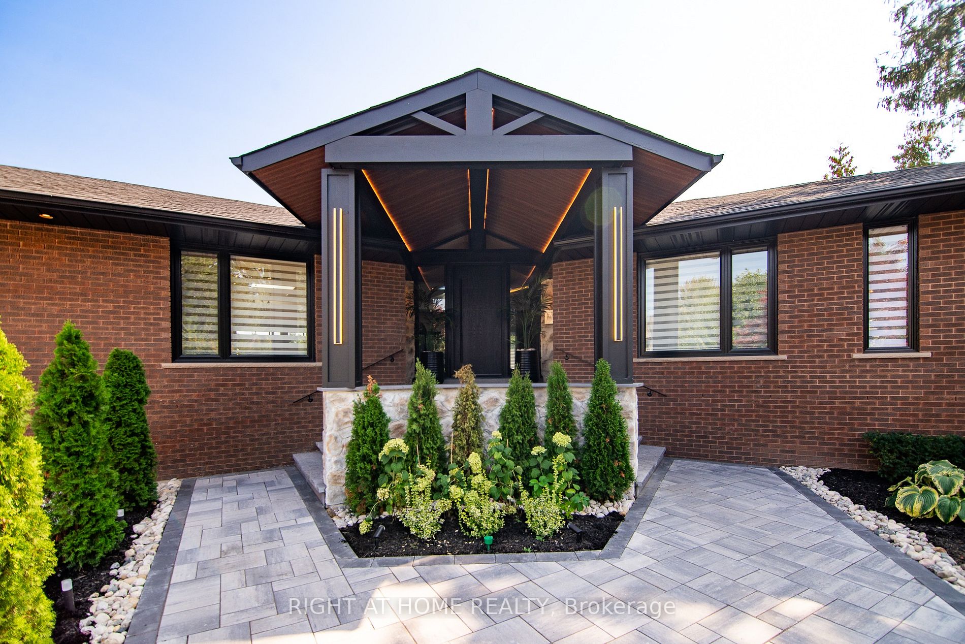 2482 Sharon Cres E