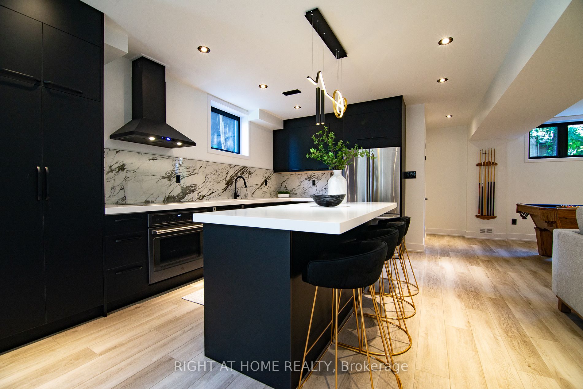 2482 Sharon Cres E