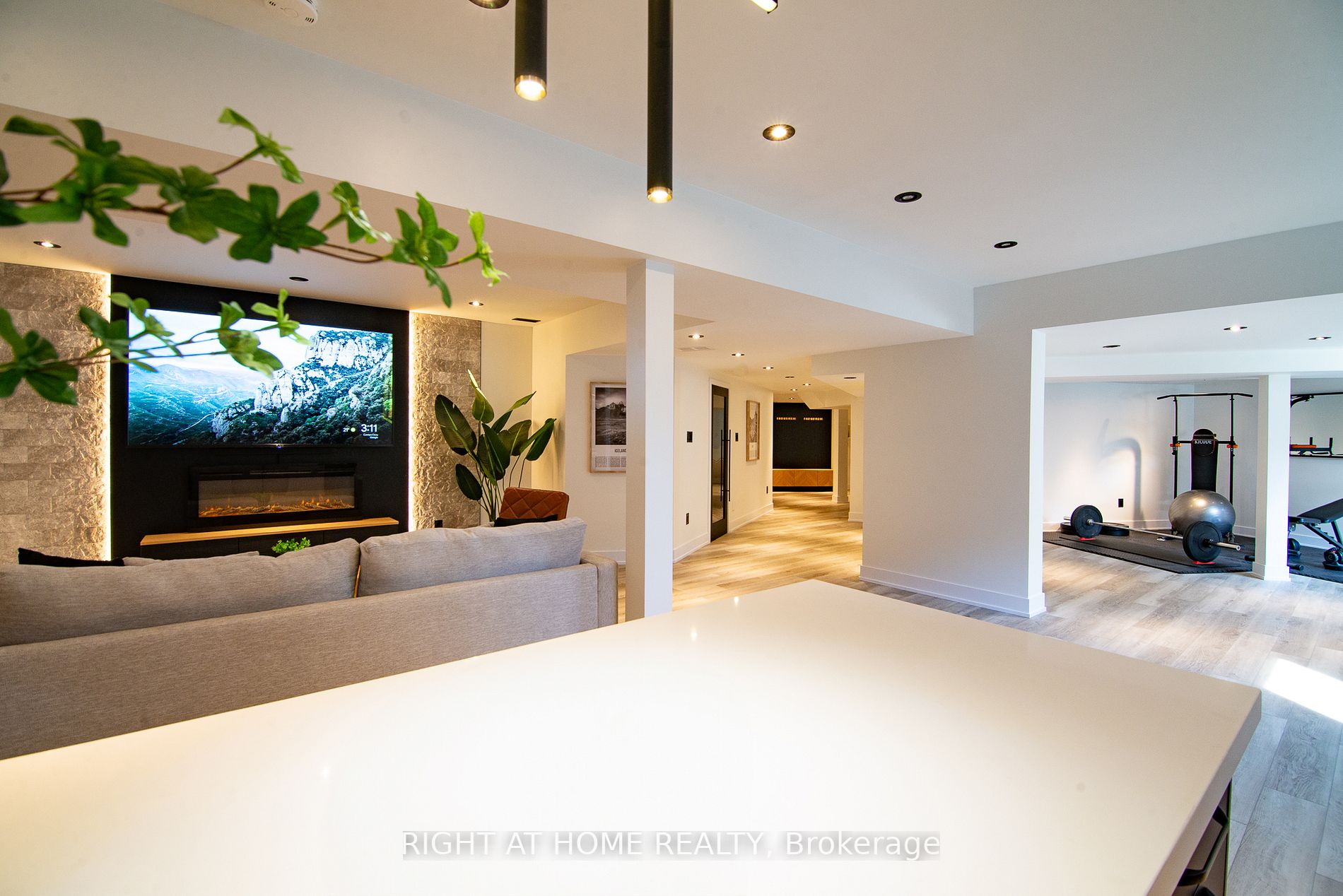 2482 Sharon Cres E