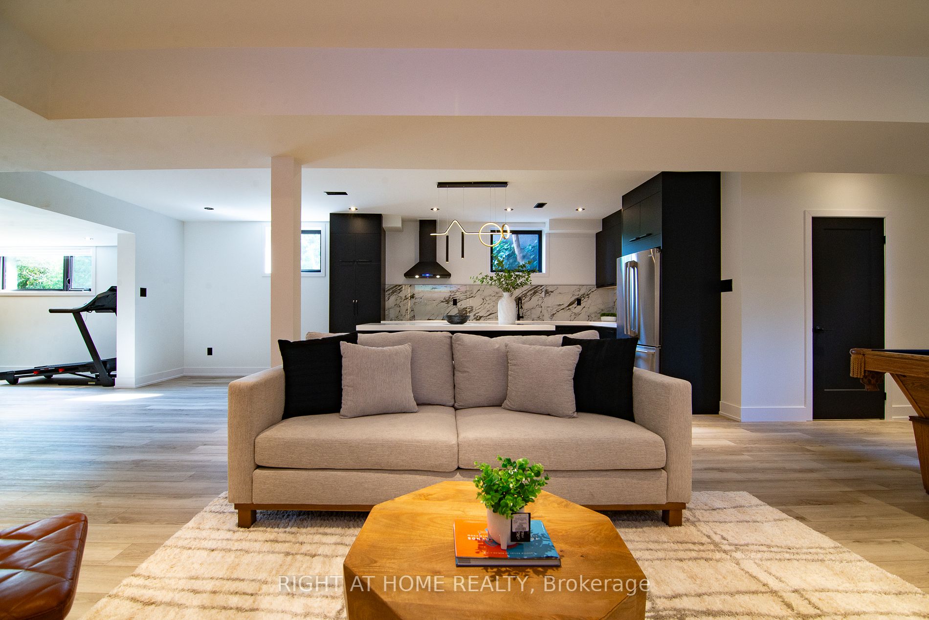 2482 Sharon Cres E