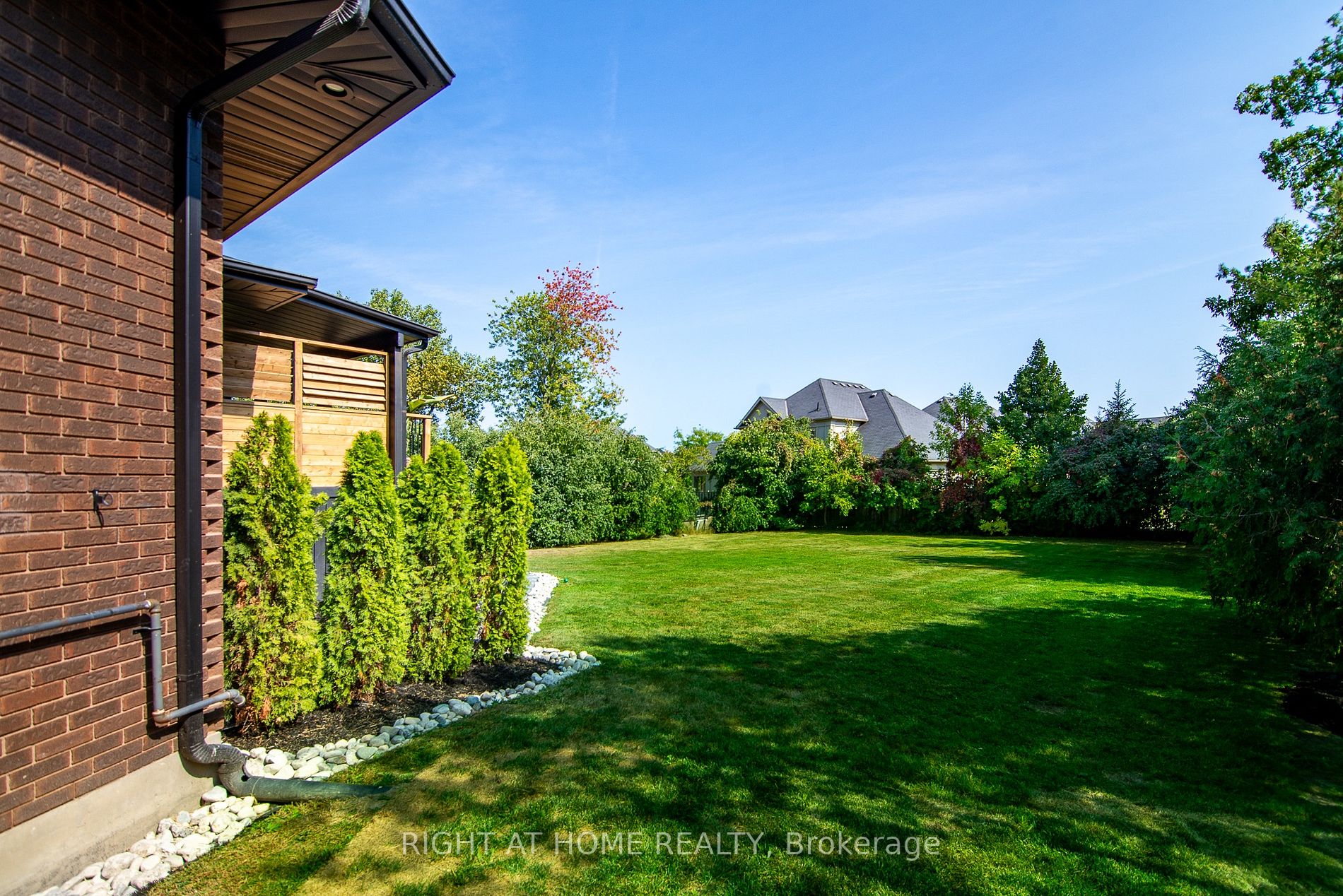 2482 Sharon Cres E