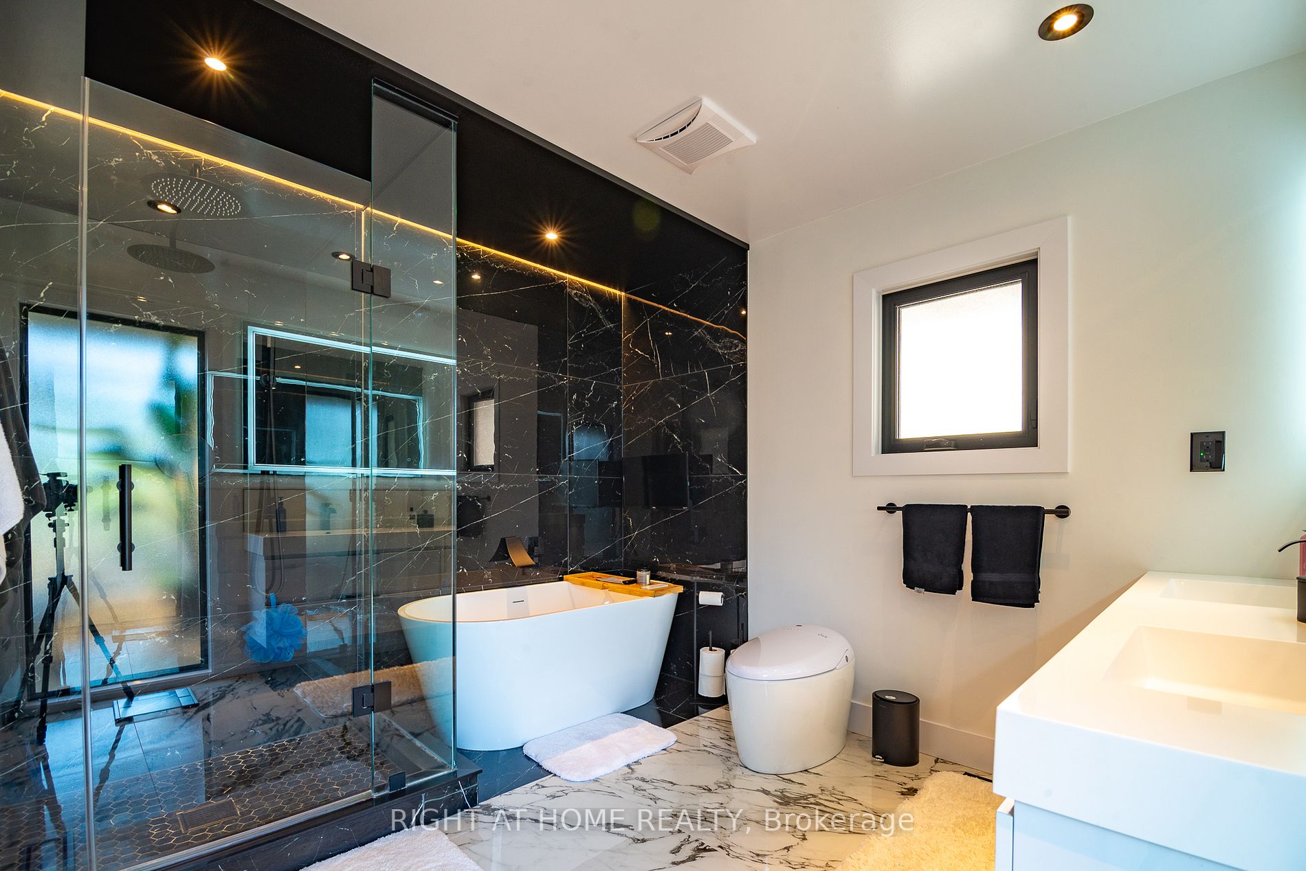 2482 Sharon Cres E