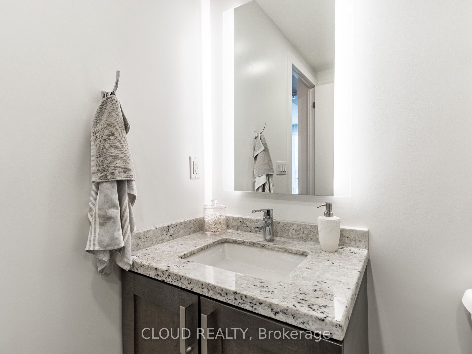 5220 Dundas Street, #D620