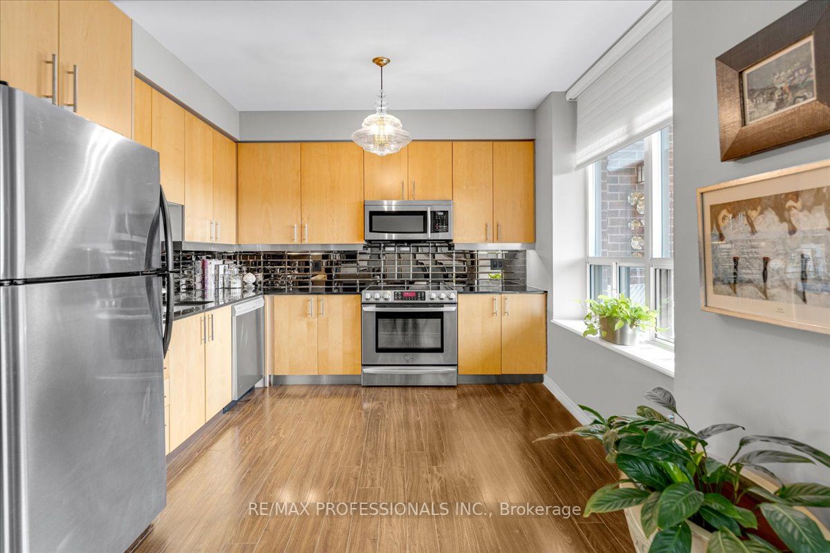 4196 Dundas St W, #413