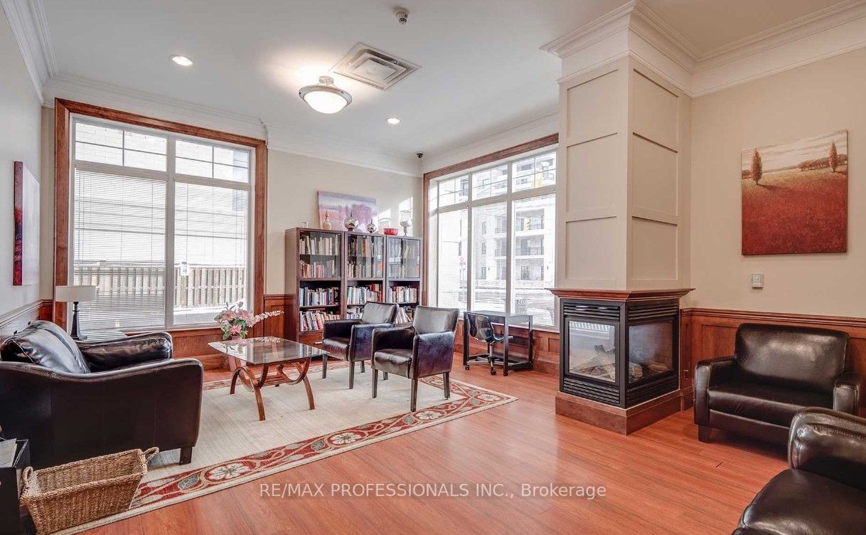 4196 Dundas St W, #413