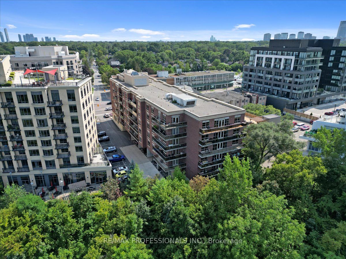 4196 Dundas St W, #413