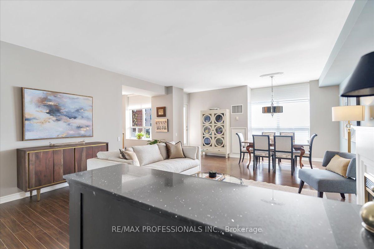 4196 Dundas St W, #413