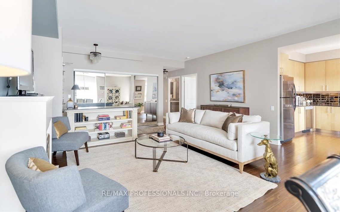 4196 Dundas St W, #413
