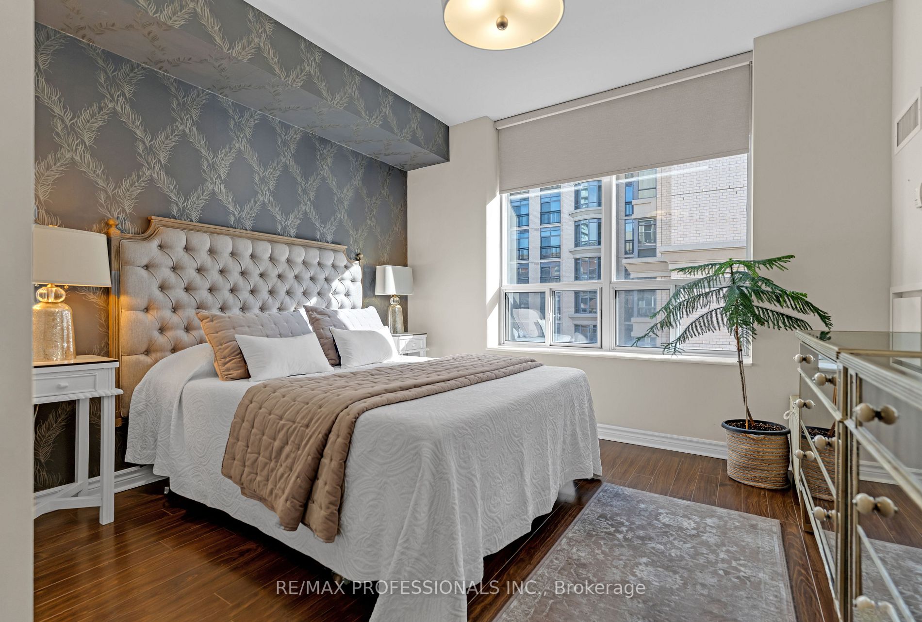 4196 Dundas St W, #413