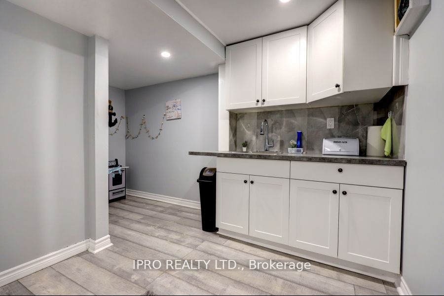 738 Briar Cres