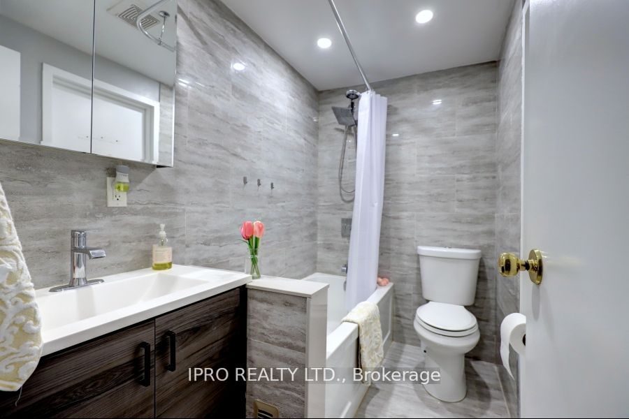 738 Briar Cres