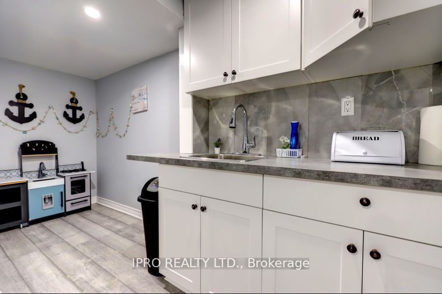738 Briar Cres