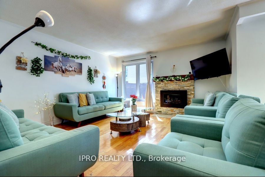 738 Briar Cres