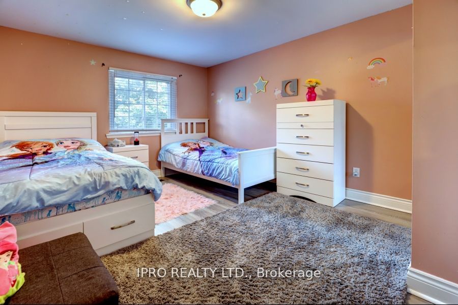 738 Briar Cres