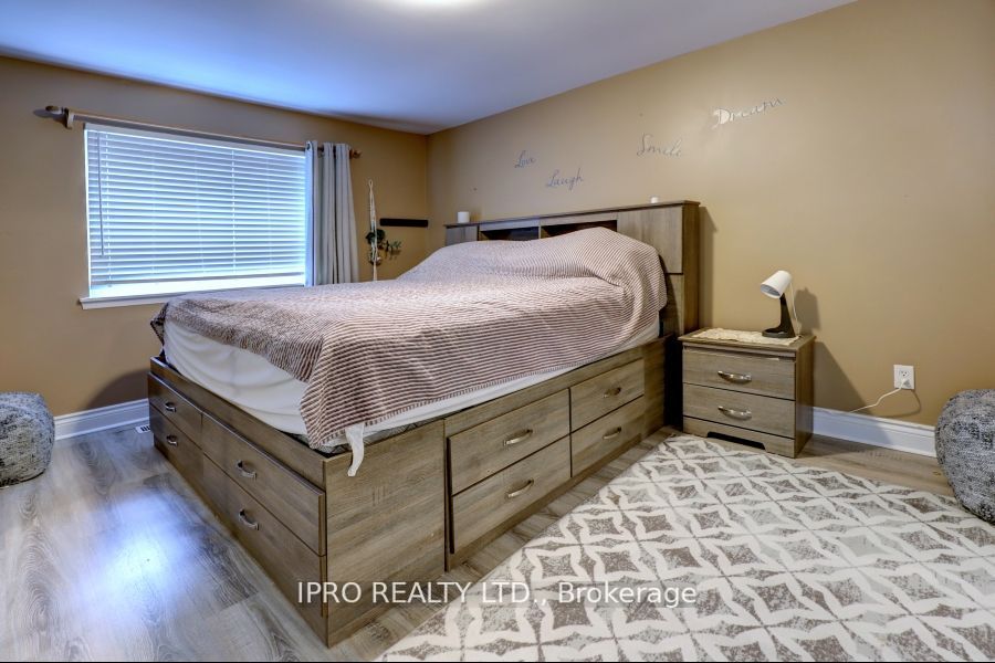 738 Briar Cres