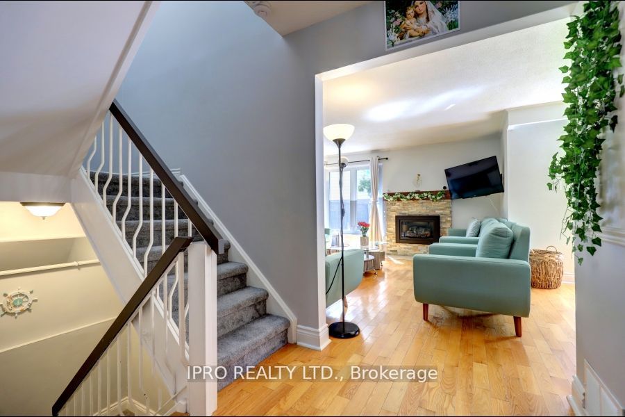 738 Briar Cres