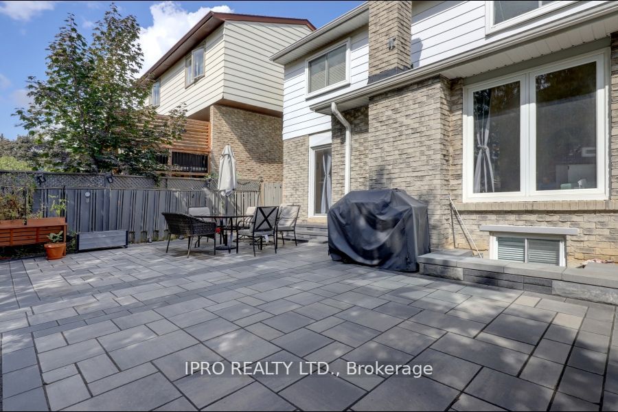 738 Briar Cres