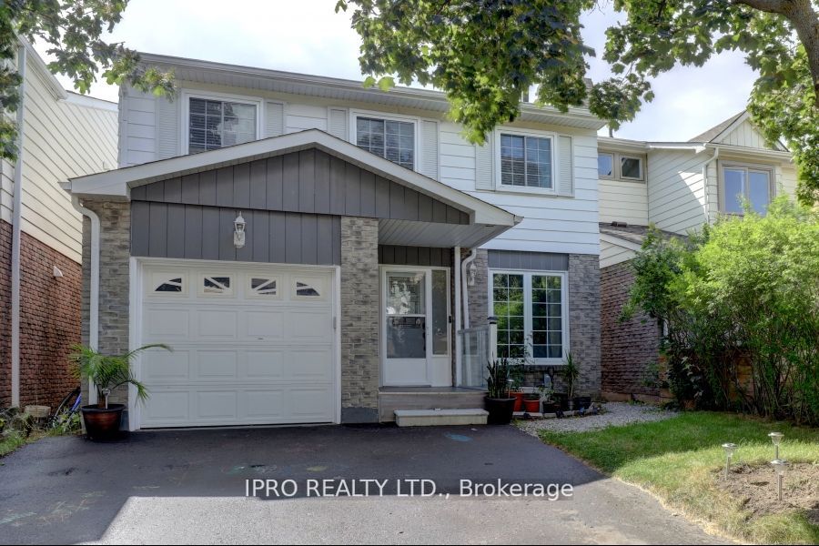 738 Briar Cres