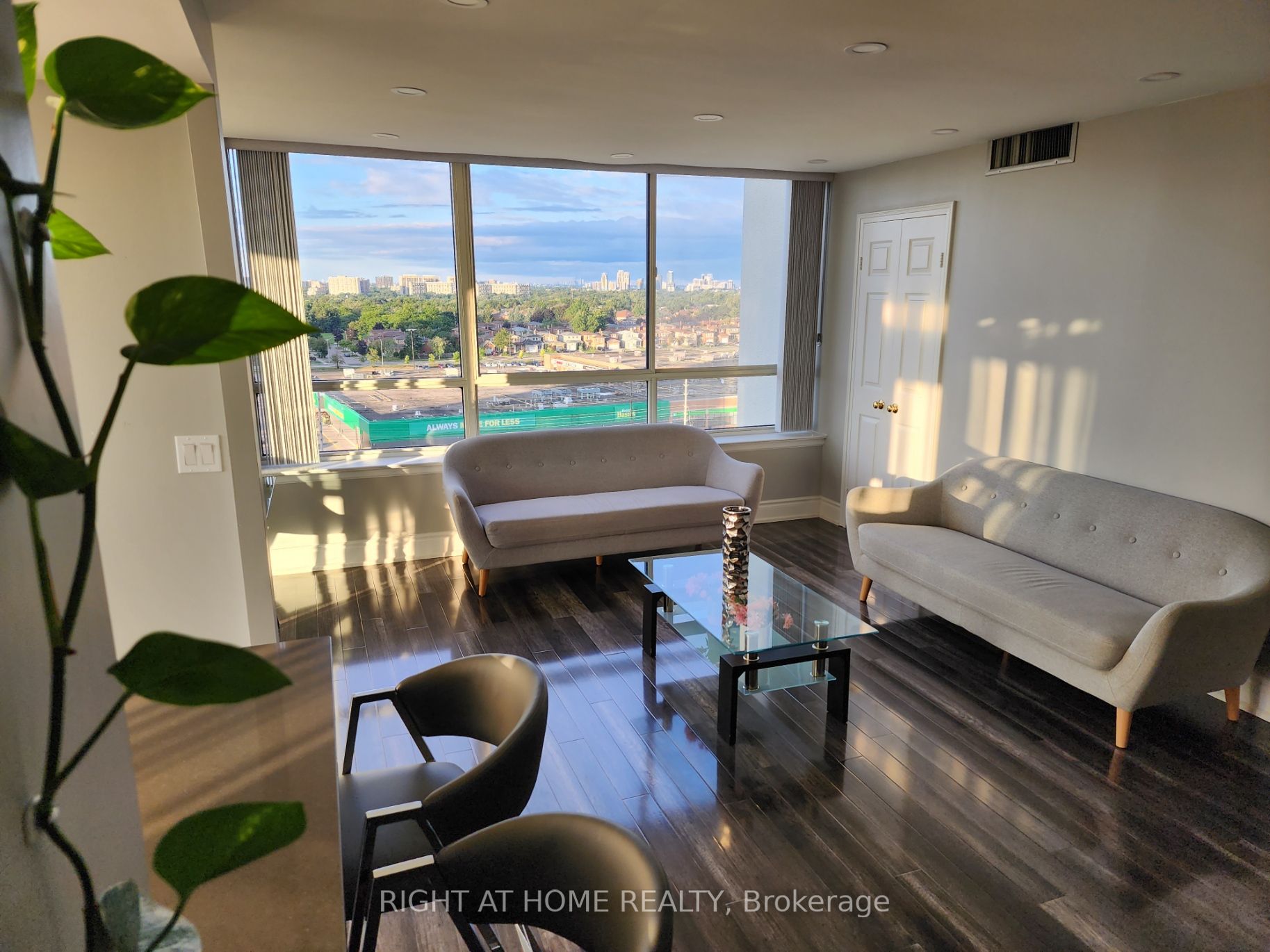 1360 Rathburn Rd E, #1104