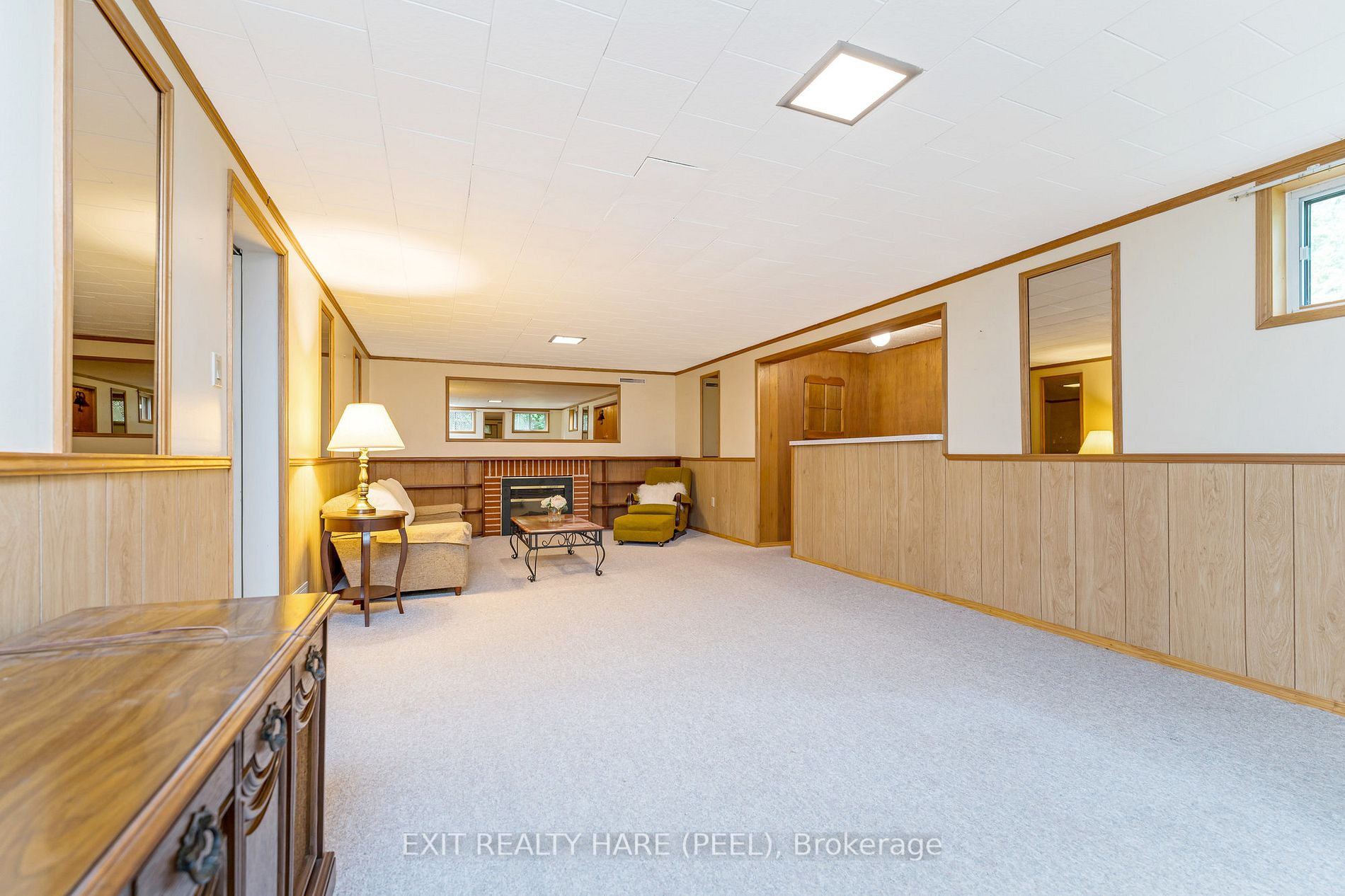 4 Moore Cres