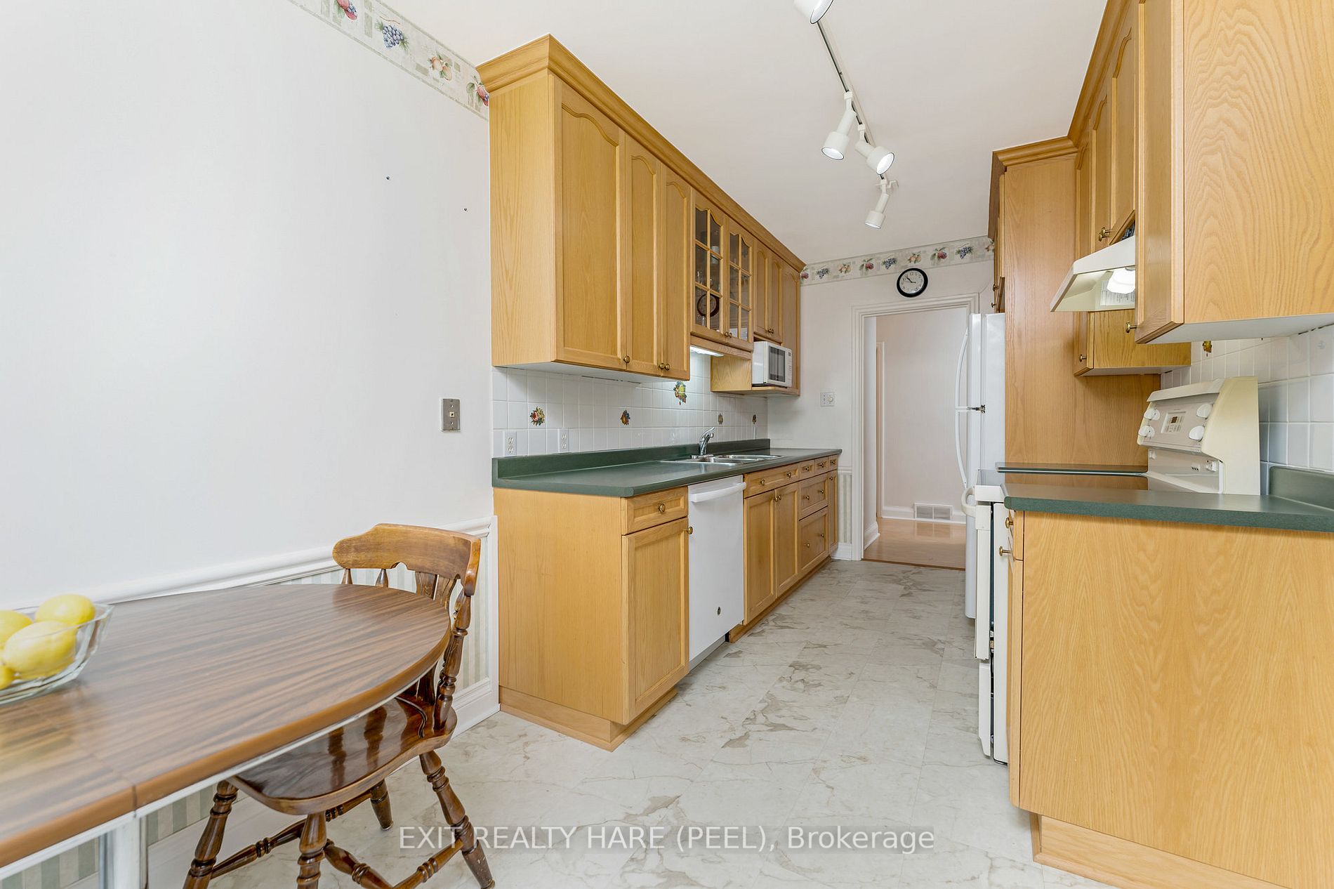 4 Moore Cres