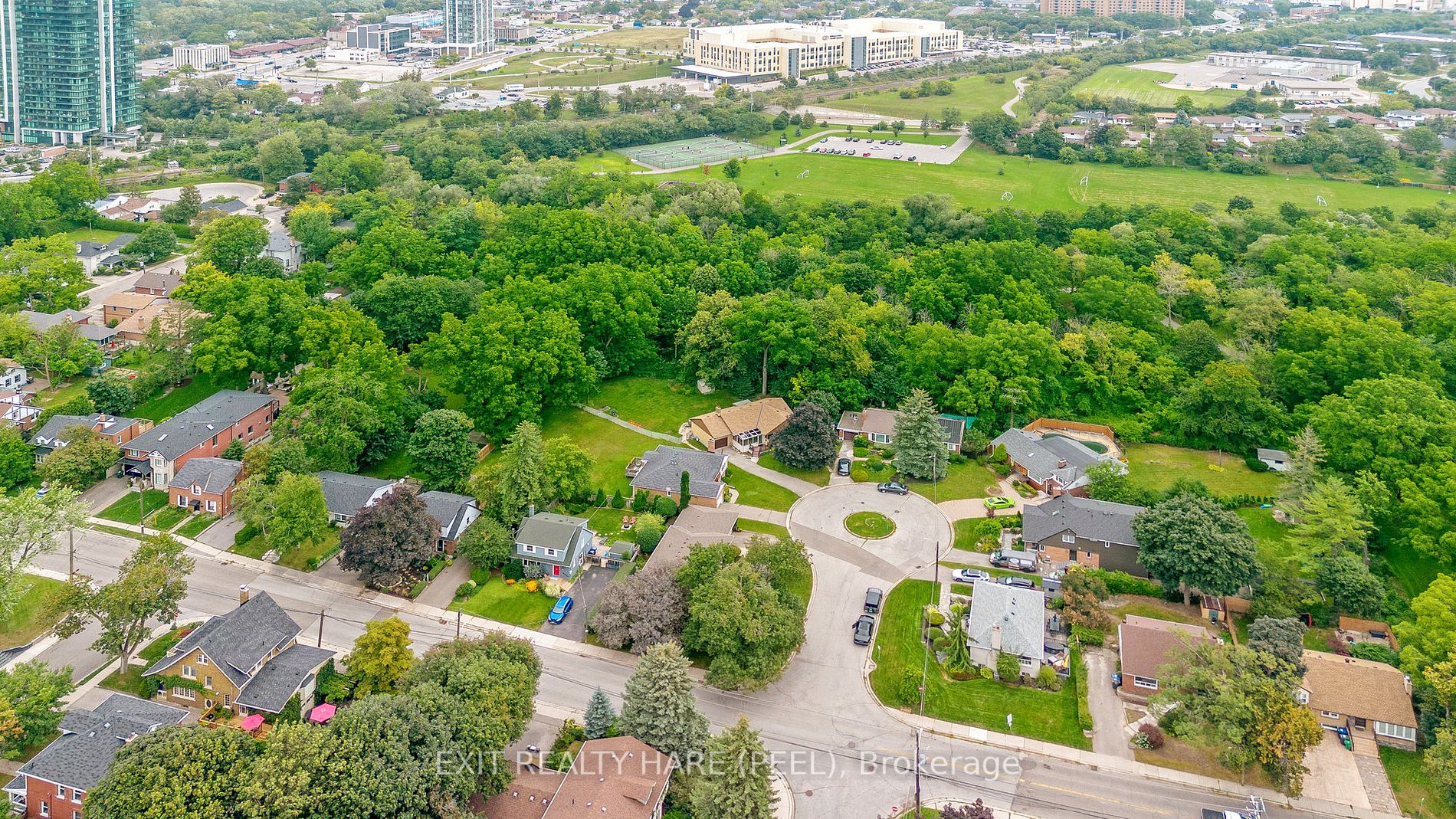 4 Moore Cres