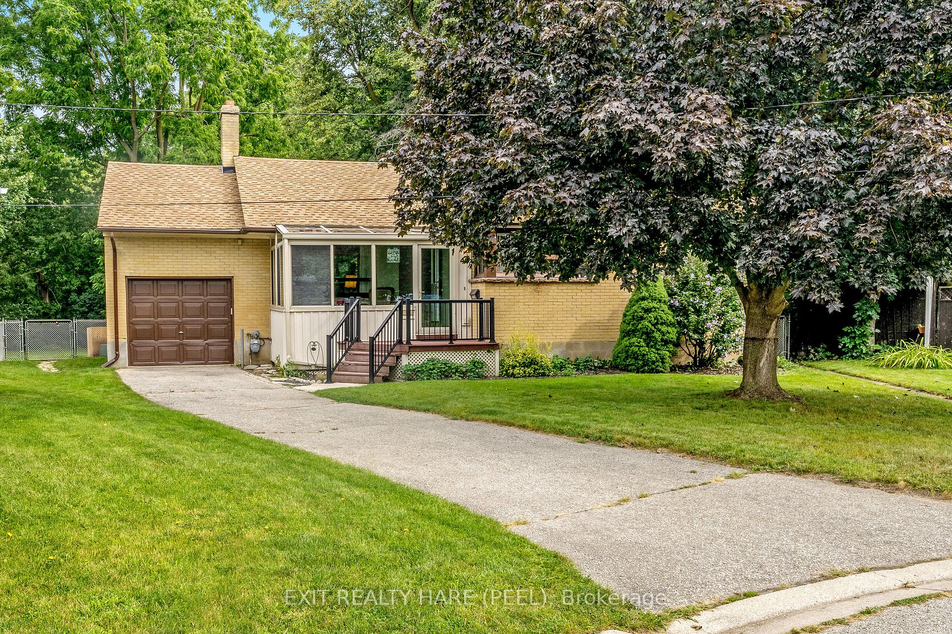 4 Moore Cres