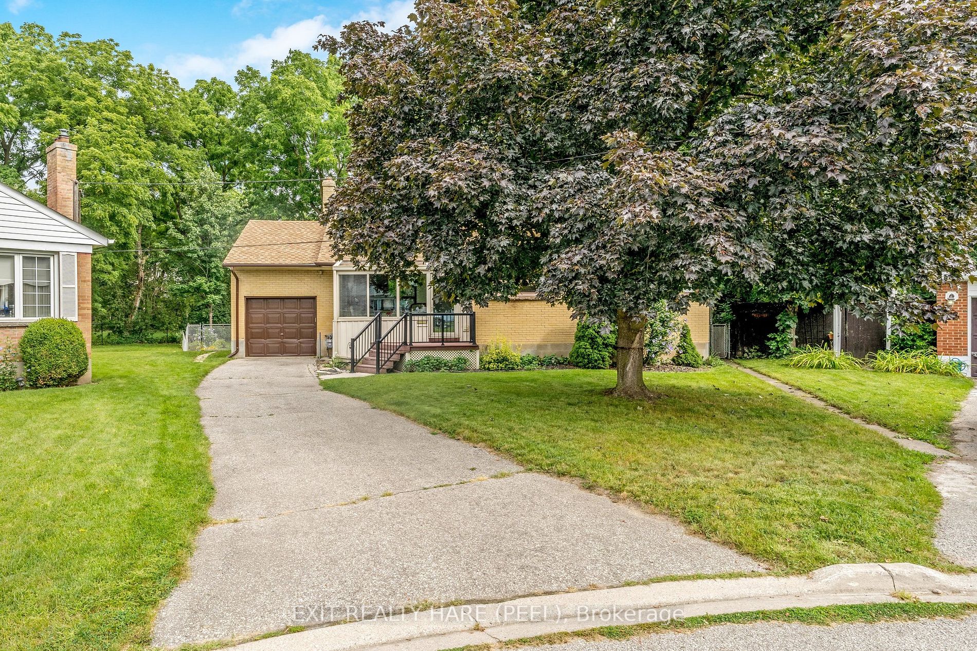 4 Moore Cres