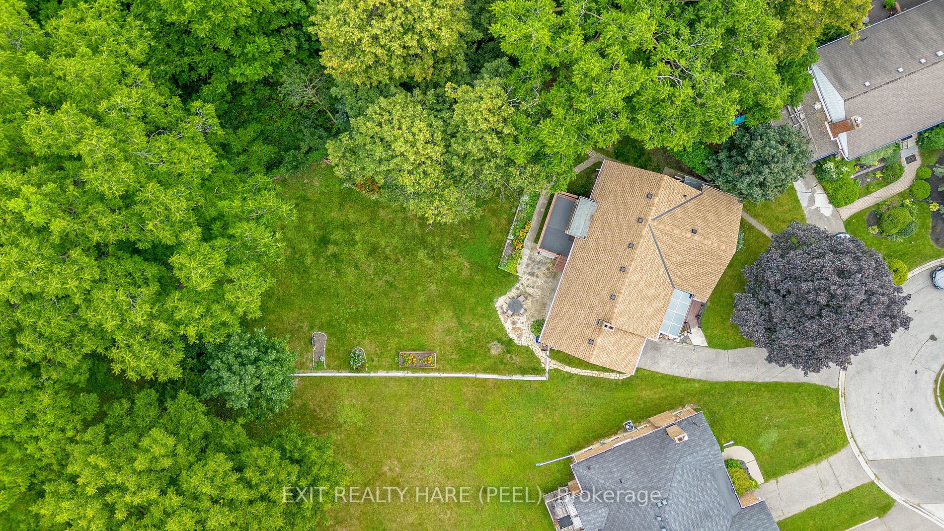 4 Moore Cres