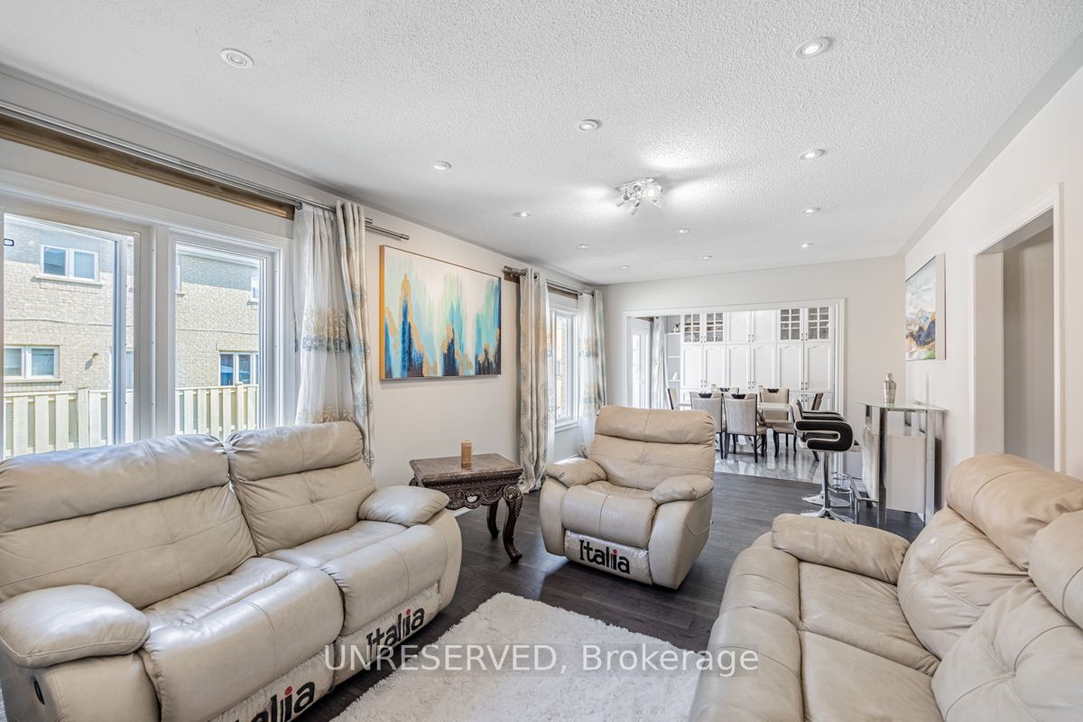 17 Atira Ave