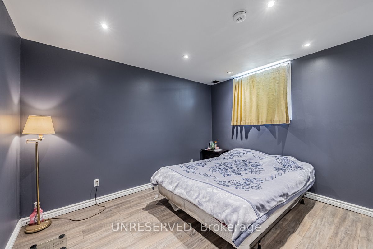 17 Atira Ave