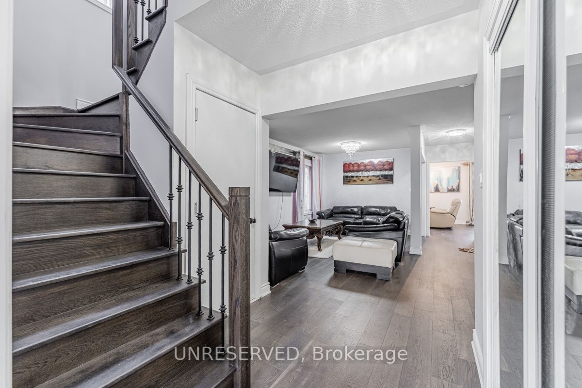 17 Atira Ave