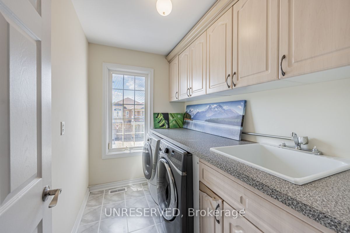 17 Atira Ave
