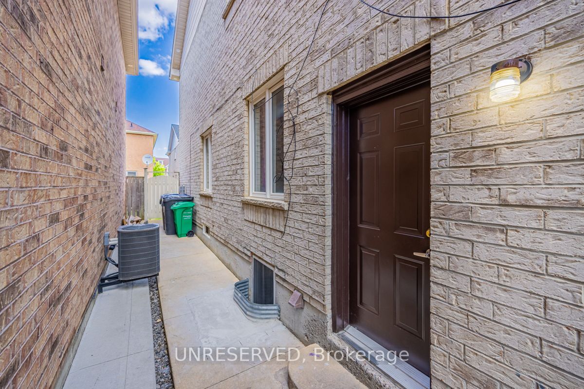 17 Atira Ave