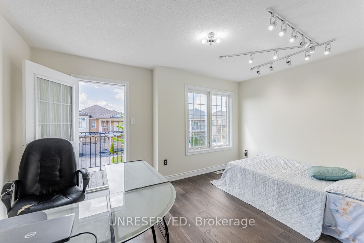 17 Atira Ave