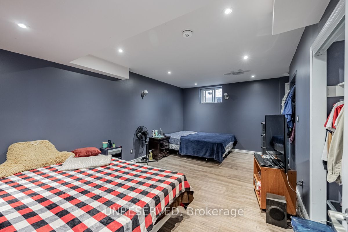 17 Atira Ave